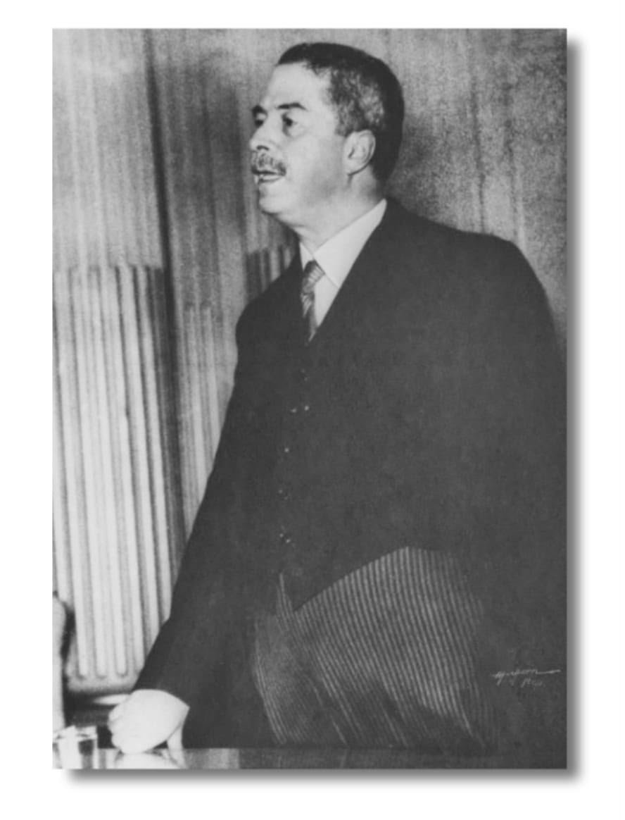 Retrato histórico em preto e branco apresentado para o perfil de Miguel Cruchaga Tocornal