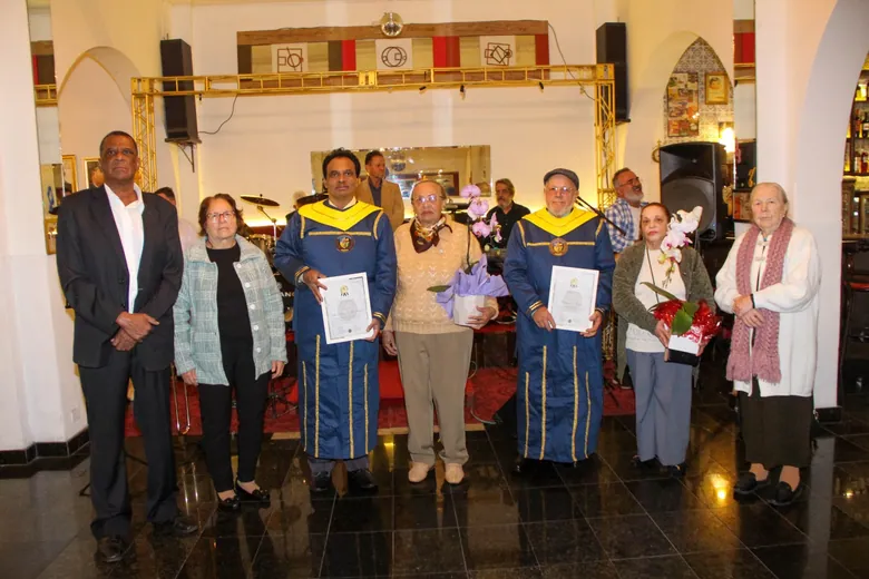 Registro fotográfico de homenagem com diploma